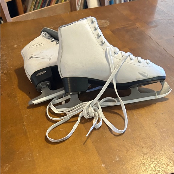 Classic White Lake Placid ice skates - Picture 1 of 3